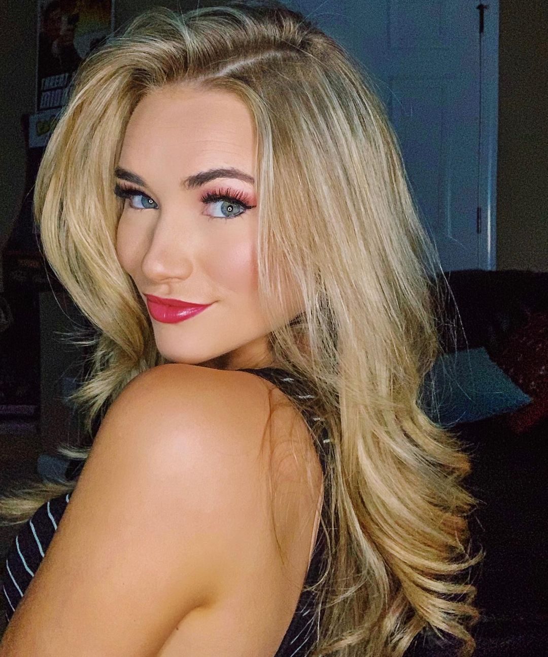 Blonde scroller