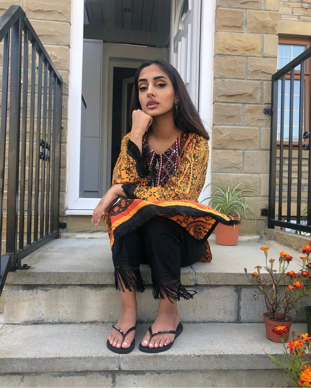 Paki in shalwaar kameez showing off her feet | Scrolller