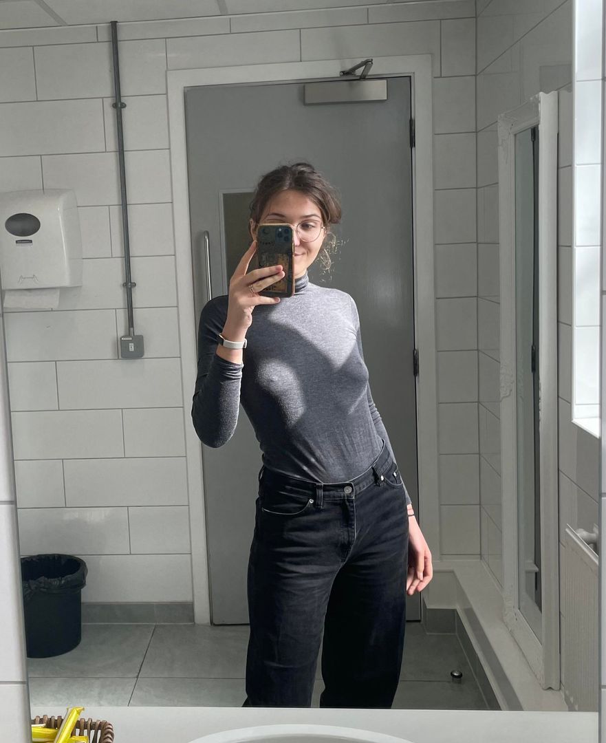 braless at the office, hope no one will notice 🙈